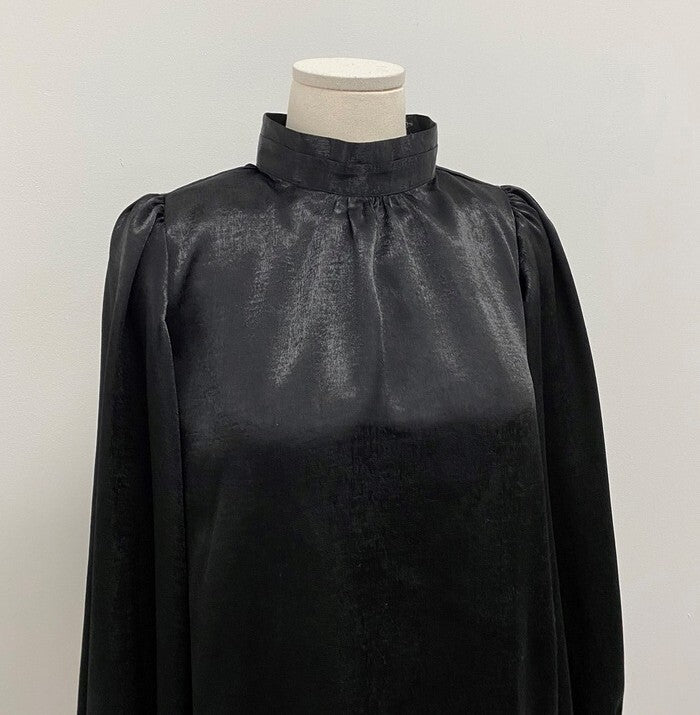 ランタンスリーブ レディース トップス シャツ ブラウス 長袖 ボリューム袖 スタンドカラー フェミニン バックコンシャス コンサバ 大人可愛い きれいめ シンプル 上品 おしゃれ こなれ感  エレガント 存在感 都会的 ラグジュアリー シック 無地 春 秋 誕生日 授業参観 ミーテイング ママ OL オフィス 通勤 学生 学校 通学 デート お出かけ 旅行 レストラン 女子会 休日 ホテル ショッピング カフェ 普段使い 着回し フリーサイズ ゆったり ホワイト ブラック ブラウン 大人カラー