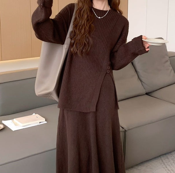 レディース スカート トップス ニット セットアップ 2点セット 上下セット マキシ 長袖 ラウンドネック ストレート フェミニン スリット サイドスリット ハイウエスト リブニット ボタン かわいい 大人可愛い きれいめ シンプル 上品 おしゃれ ガーリー エレガント ラブリー キュート ロマンティック ナチュラル 無地 秋 冬 デート お出かけ 旅行 レストラン 女子会 休日 暖かい 防寒 普段使い 着回し 清楚 トレンド 流行 フリーサイズ ワンサイズ 茶色 ブラウン グレー オフホワイト 水色