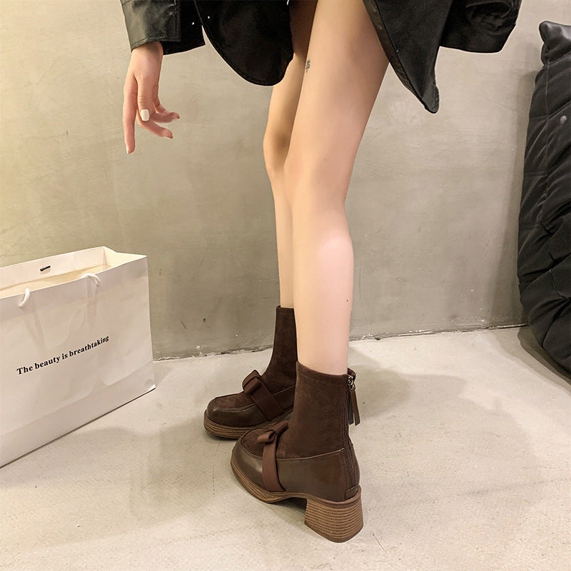 レディース ブーツ ショートブーツ 5cm ミドルヒール リボン 防寒 暖かい 美脚 脚長 かわいい 大人可愛い シンプル カジュアル 上品 おしゃれ 主役級 存在感 クラシック フェミニン 無地 秋 冬 無地 デート お出かけ パーティー イベント 旅行 ホテル レストラン 休日 デイリー 普段使い 韓国 コーデ 高見え 格上げ モテ 22.5cm 23.0cm 23.5cm 24.0cm 24.5cm 25.0cm 黒 茶色 ブラック ブラウン