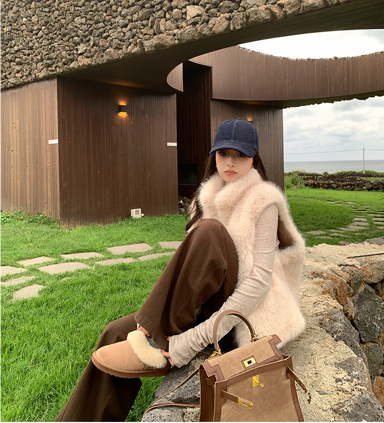 レディース ベスト スタンドカラーフェイクファーベスト ふわふわ 華やか 大人カジュアル ポケット 袖なし ノースリーブ スタンドカラー 前開き かわいい 大人可愛い カジュアル おしゃれ かっこいい こなれ感 ラフ ガーリー 主役級 存在感 抜け感 キュート ナチュラル 無地 秋 冬 デート お出かけ 女子会 休日 ショッピング カフェ 重ね着 体型カバー 普段使い 着回し レイヤード インスタ映え スタイリッシュ スタイルアップ S M L アプリコット