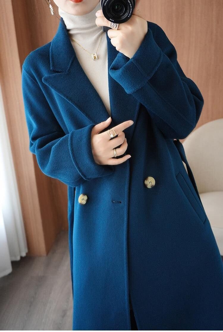 レディース コート アウター 上着 ロングコート チェスター 膝下 ミモレ ミドル丈 長袖 ドロップショルダー Vネック 襟付き 角襟 ベルト ウエストマーク ポケット ボタン 大人可愛い きれいめ シンプル カジュアル 上品 おしゃれ こなれ感 エレガント 都会的 無地 秋 冬 ママ オフィス ビジネス OL 通勤 学生 学校 通学 デート お出かけ 旅行 レストラン 女子会 休日 ホテル ショッピング カフェ 普段使い 着回し M L ブラック ブルー ベーシックカラー キャメル