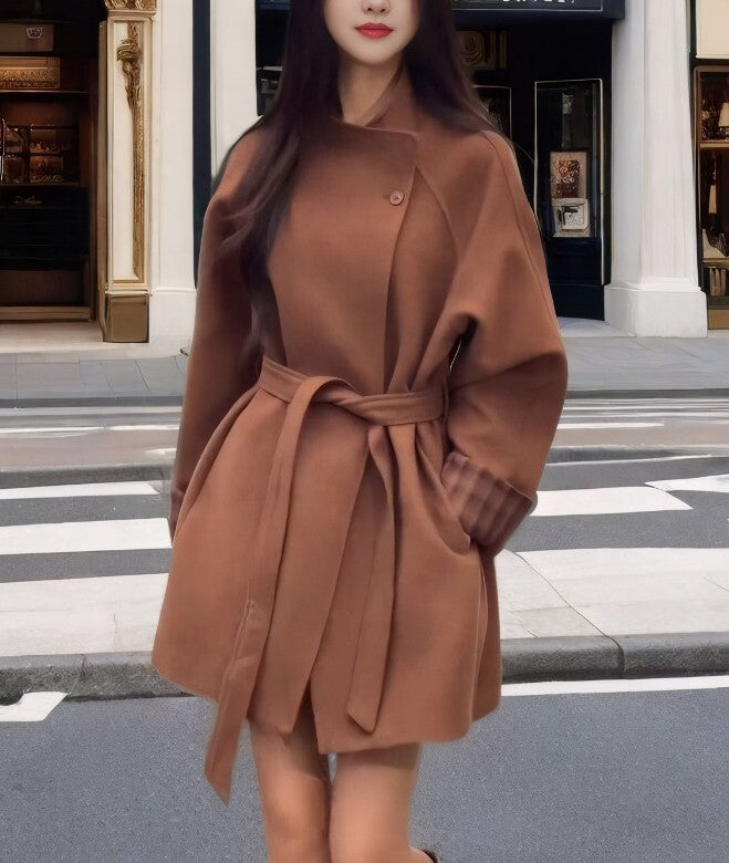 襟2way レディース アウター 上着 羽織 前開き ミディアム 膝上 長袖 ラグラン 襟付き スタンドカラー ワイド オーバーサイズ ベルト ウエストマーク ボタン かわいい 大人可愛い シンプル カジュアル 上品 おしゃれ レトロ こなれ感 エレガント 抜け感 シック 無地 チェック 秋 冬 ママ 通勤 学生 学校 通学 デート お出かけ 旅行 レストラン 女子会 休日 ホテル ショッピング カフェ 普段使い 着回し S M L ゆったり ゆる グレー ベーシックカラー 秋カラー