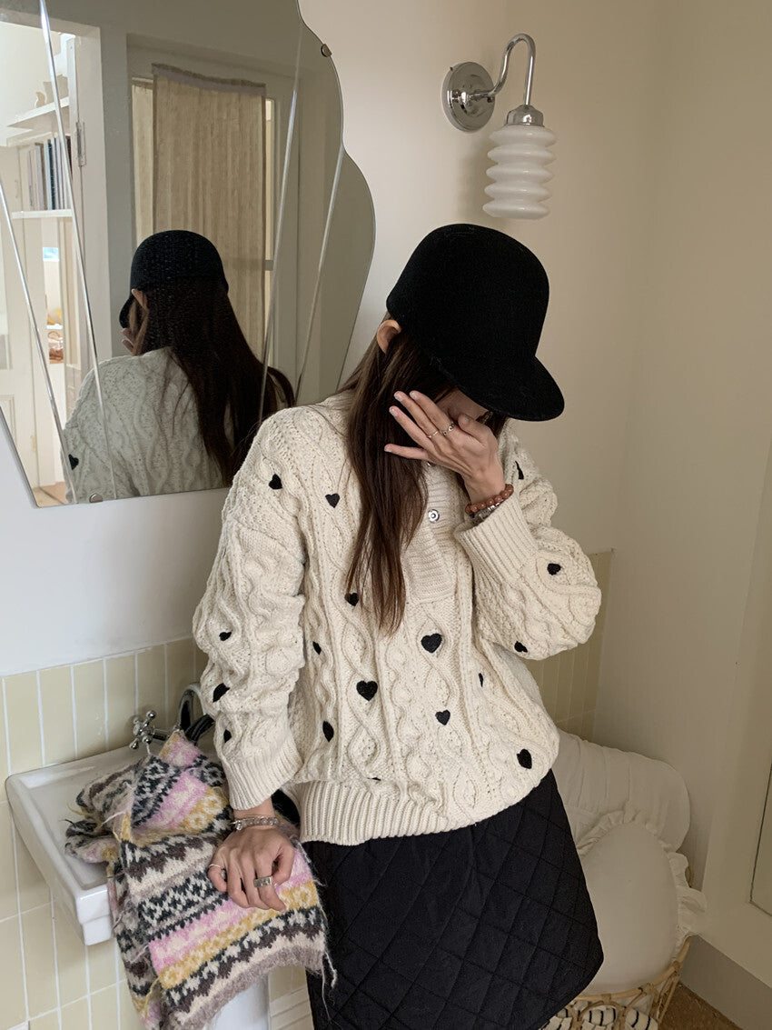 レディース トップス ニット セーター ミディアム 長袖 ヘンリーネック オーバーサイズ フェミニン かわいい 大人可愛い シンプル カジュアル おしゃれ こなれ感 ラフ ガーリー ルーズ 個性的 存在感 キュート ナチュラル ケーブル柄 ハート柄 秋 冬 ママ 通勤 学生 学校 部活 デート お出かけ お泊まり アウトドア 旅行 公園 女子会 休日 ショッピング ライブ カフェ ランチ お家時間 韓国 コーデ 普段使い モテ ゆったり ゆる フリーサイズ ブラック ベージュ ベーシックカラー 大人カラー
