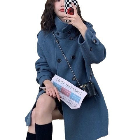 レディース コート アウター ダブルブレスト トレンチコート トレンチ ミディアム ミディアム丈 ミドル丈 ハーフコート ミモレ 長袖 スタンドカラー フェミニン スリット 前開き ボタン かわいい 大人可愛い シンプル カジュアル おしゃれ こなれ感 主役級 存在感 抜け感 キュート ナチュラル 秋 冬 デート お出かけ 休日 バカンス ショッピング カフェ 重ね着 体型カバー 普段使い 着回し レイヤード モテ スタイルアップ スタイリッシュ M L XL 2XL ブルー ブラック カーキ