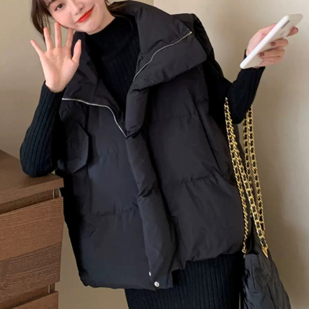 アウター ベスト ダウンベスト ハイネック 前開き ボタン ポケット ミディアム丈 中綿 かわいい 可愛い 大人可愛い きれいめ シンプル レトロ おしゃれ かっこいい カジュアル こなれ感 個性的 ラフ 魅力的 主役級 存在感 抜け感 冬 ベーシック ナチュラル キュート 無地 女性用 レディース ママ マタニティ OL 通勤 学生 通学 デート お出かけ 旅行 休日 アウトドア カフェ ショッピング 普段使い デイリー 着回し S M L XL トレンド モテ 暖かい ゆったり オーバーサイズ