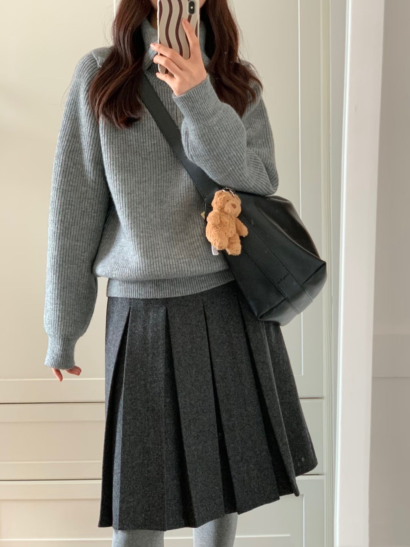 レディース スカート ミディアム プリーツスカート 膝丈 膝上 Aライン プリーツ ハイウエスト かわいい きれいめ シンプル おしゃれ モード系 かっちり キュート カレッジ風 学生風 プレッピー ナチュラル 無地 秋 冬 OL 通勤 学生 学校 通学 デート お出かけ お泊まり イベント 旅行 女子会 休日 ホテル ショッピング コンサート ライブ 合コン カフェ 婚活 モノトーン 美脚 モテ 清楚 定番 S M L XL 黒 ダークグレー