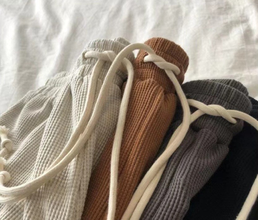レディース パンツ ボトムス ルームウェア 部屋着 ショートパンツ ワイドパンツ ショート 膝上 フェミニン ポケット ハイウエスト ウエストゴム ドロスト アメカジ 大人可愛い きれいめ シンプル カジュアル 上品 おしゃれ こなれ感 ラフ 抜け感 ベーシック 無地 春 夏 学生 学校 通学 部活 お出かけ お泊まり リゾート 海 ビーチ 公園 休日 ショッピング お家時間 脚長 普段使い 着回し 定番 M L XL 2XL 大きいサイズ ゆったり 黒 ブラック ライトグレー ダークグレー キャラメル