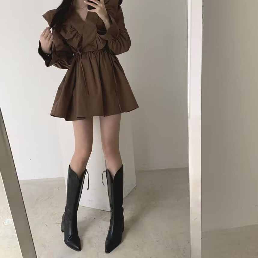 レディース ワンピース ミニ ショート 長袖 フリル袖 カシュクール フリルカラー フレア Aライン フェミニン フリル ウエストマーク ウエストリボン ハイウエスト かわいい 大人可愛い おしゃれ ガーリー エレガント ラブリー キュート ロリータ 都会的 ラグジュアリー クラシカル ロマンティック 無地 春 秋 デート お出かけ イベント レストラン 休日 美脚 脚長 清楚 トレンド 流行 インスタ映え S M L XL 2XL 小さいサイズ 大きいサイズ 白 ホワイト 黒 ブラック 茶色 ブラウン