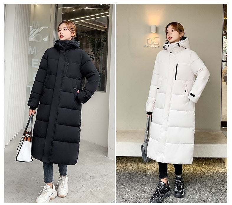 レディース コート アウター 上着 ロングコート ダウンコート 膝下 ロング 長袖 ハイネック フード ストレート Iライン ファスナー ポケット 大人可愛い シンプル おしゃれ こなれ感 ラフ 個性的 主役級 存在感 抜け感 都会的 無地 秋 冬 ロングシーズン ママ 通勤 通学 部活 デート 旅行 公園 重ね着 韓国 オルチャン 楽ちん 暖かい 防寒 体型カバー 普段使い 着回し レイヤード インスタ映え M L XL 3XL 大きいサイズ 白 ホワイト 黒 ブラック