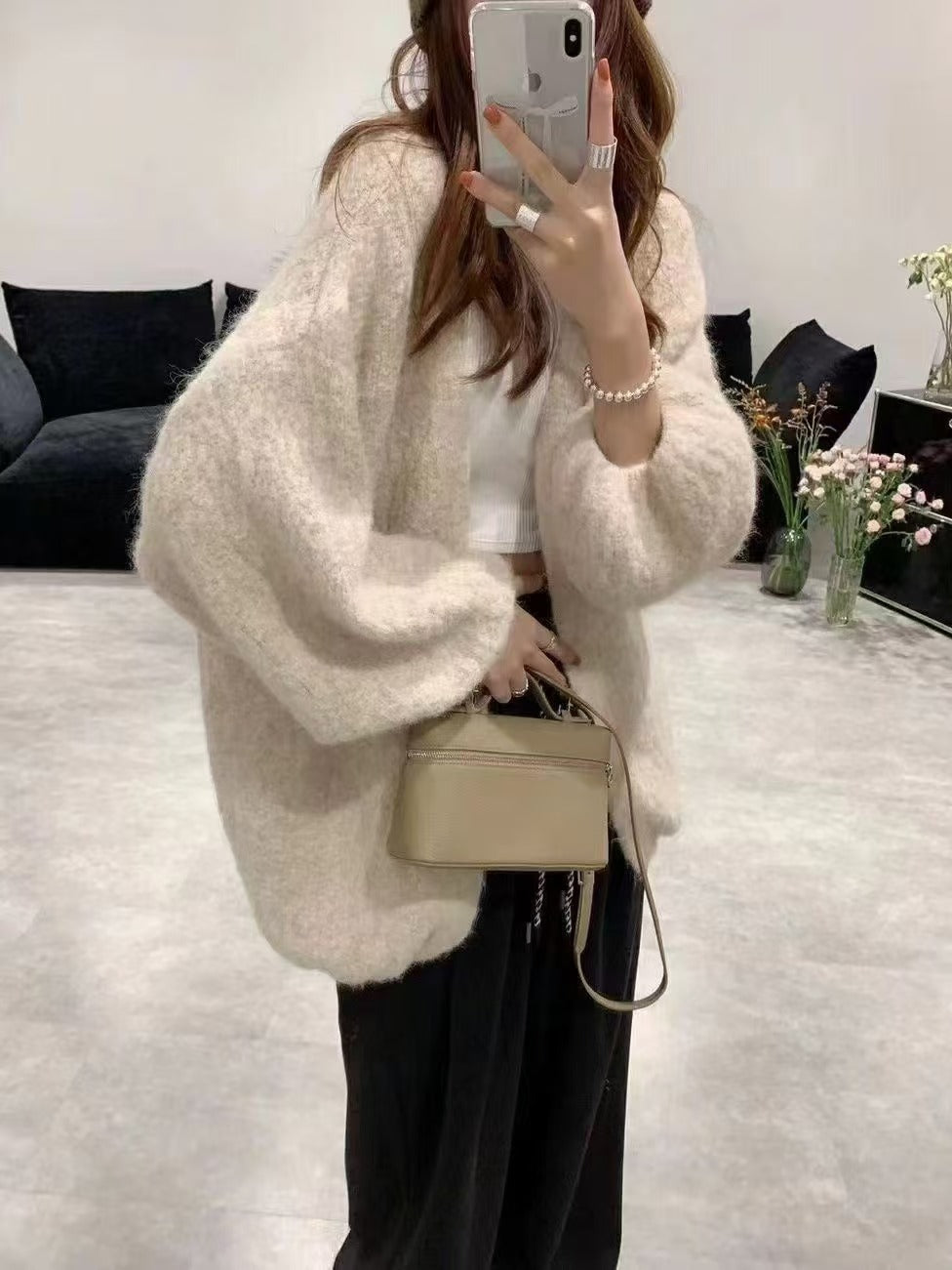 レディース トップス カーディガン ゆったり ゆったりカーディガン ニュアンスカラー ルーズ ルーズシルエット ロングカーディガン 大人カジュアル 長袖 ボリューム袖 ドロップショルダー 萌袖 バルーン袖 Vネック ワイド フェミニン ふわふわ 前開き ウール ポリエステル かわいい 大人可愛い シンプル カジュアル おしゃれ こなれ感 ラフ ガーリー 主役級 存在感 抜け感 ナチュラル 秋 冬 デート お出かけ 女子会 休日 ショッピング カフェ お家時間 重ね着 普段使い 着回し レイヤード