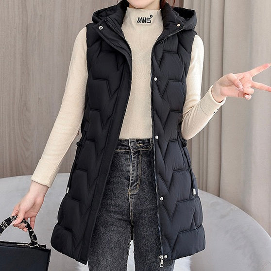 レディース ベスト ダウン アウター 上着 袖なし ノースリーブ ハイネック フード ストレート Iライン ファスナー ポケット ハイウエスト 前開き きれいめ シンプル 上品 おしゃれ かっこいい こなれ感 スポーティー クール 抜け感 かっちり ベーシック アクティブ ナチュラル 無地 秋 冬 お出かけ アウトドア キャンプ イベント 高原 重ね着 暖かい 防寒 普段使い 着回し レイヤード 流行 定番 XL 2XL 3XL 4XL 5XL 大きいサイズ ゆったり 黒 ブラック ベージュ ワインレッド