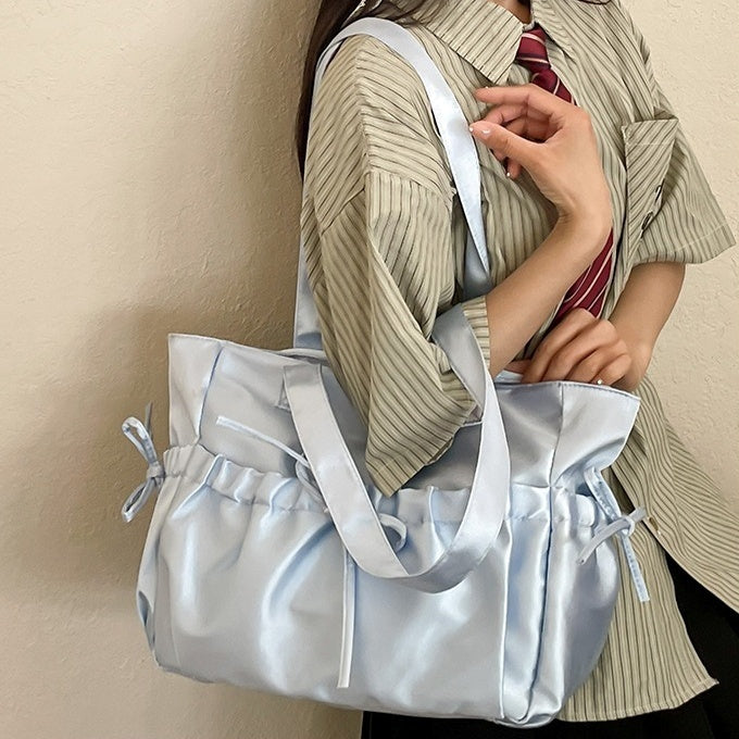 バッグ かばん 鞄 レディースバック ショルダーバッグ サテン リボン ファスナー 光沢 かわいい 大人可愛い きれいめ シンプル カジュアル 大人 上品 おしゃれ かっこいい レトロ 大人可愛い 大人女子 こなれ感 個性的 主役級 存在感 オールシーズン ベーシック ナチュラル キュート ガーリー 無地 レディース 女性用 ママ OL 通勤 オフィス 学生 通学 デート お出かけ 女子会 お泊まり 旅行 ランチ リゾート 休日 ショッピング イベント コンパ デイリー 普段使い トレンド モテ 高見え