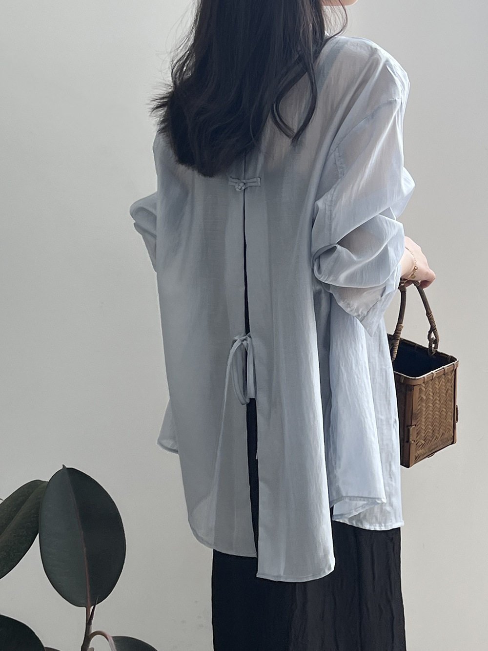 レディース シャツ ジャケット 長袖 春夏 きれいめ 通勤 前開き 春 白 夏 タイト 細身 薄手 スリット 襟付き タイ 都会的 レギュラー ボタン ポリエステル 着痩せ UVカット