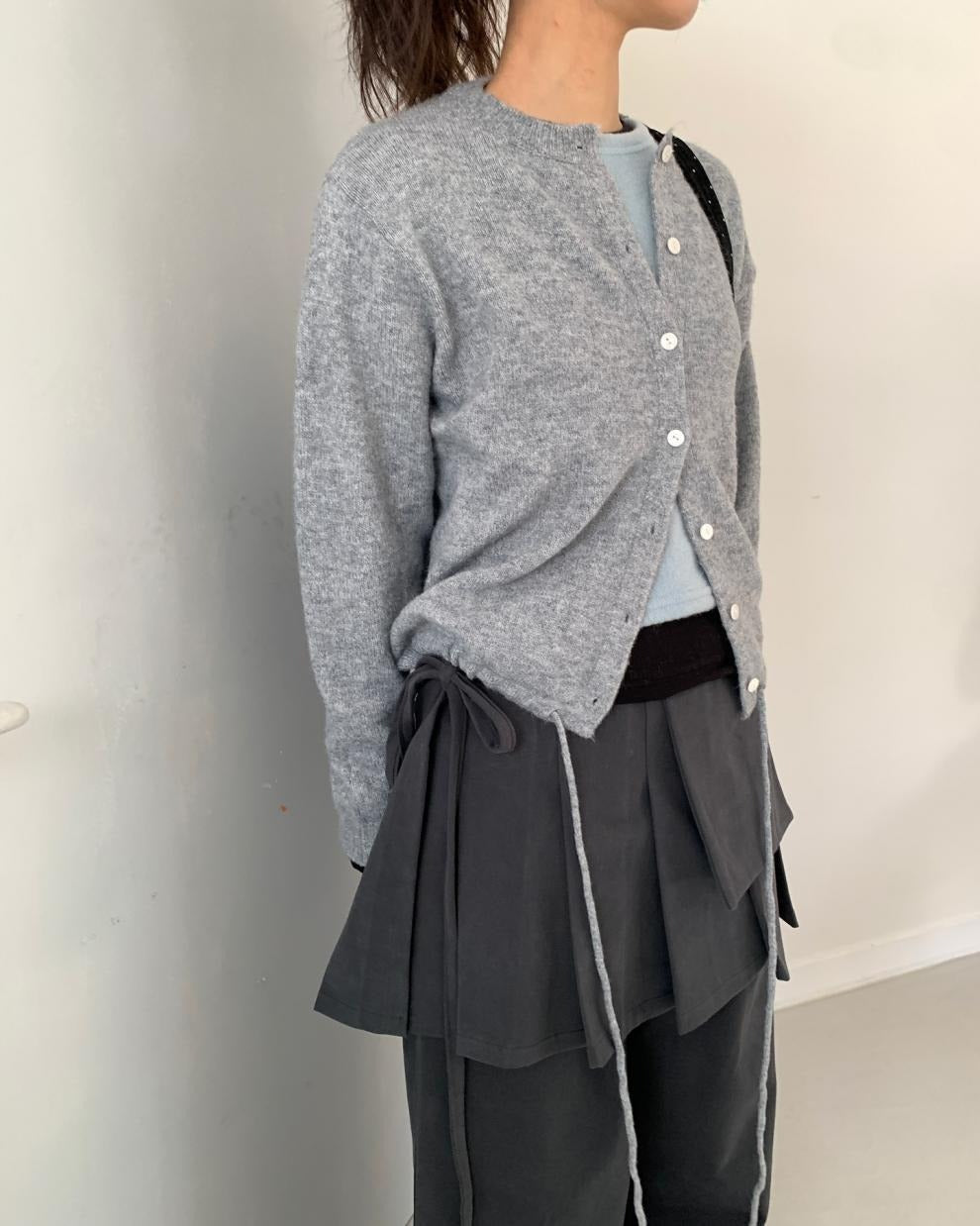 レディース スカート ワイドパンツ パンツ ボトムス ２点セット ワイド Aライン プリーツ フリル リボン ウエストリボン かわいい 大人可愛い おしゃれ ガーリー 主役級 存在感 抜け感 キュート ロマンティック ナチュラル デート お出かけ イベント 女子会 休日 ショッピング カフェ モノトーン 重ね着 体型カバー 美脚 脚長 普段使い 着回し レイヤード トレンド 流行 インスタ映え スタイルアップ スタイリッシュ ゆったり ゆる フリーサイズ ワンサイズ ダークグレー ブラック