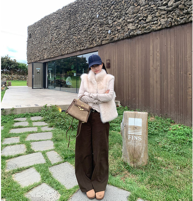 レディース ベスト スタンドカラーフェイクファーベスト ふわふわ 華やか 大人カジュアル ポケット 袖なし ノースリーブ スタンドカラー 前開き かわいい 大人可愛い カジュアル おしゃれ かっこいい こなれ感 ラフ ガーリー 主役級 存在感 抜け感 キュート ナチュラル 無地 秋 冬 デート お出かけ 女子会 休日 ショッピング カフェ 重ね着 体型カバー 普段使い 着回し レイヤード インスタ映え スタイリッシュ スタイルアップ S M L アプリコット