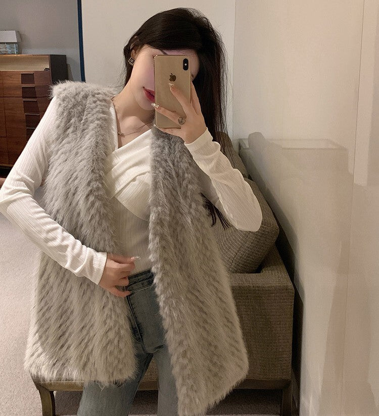 レディース ベスト 羽織 前開き ミディアム 袖なし ノースリーブ Vネック フェミニン フェイクファー かわいい 大人可愛い きれいめ シンプル 上品 おしゃれ こなれ感 存在感 キュート 都会的 ラグジュアリー 無地 秋 冬 誕生日 バレンタイン クリスマス ママ デート お出かけ パーティー イベント 旅行 レストラン 女子会 休日 ホテル ショッピング カフェ 普段使い 着回し ゆったり ゆる フリーサイズ グレー カーキ ベーシックカラー 大人カラー