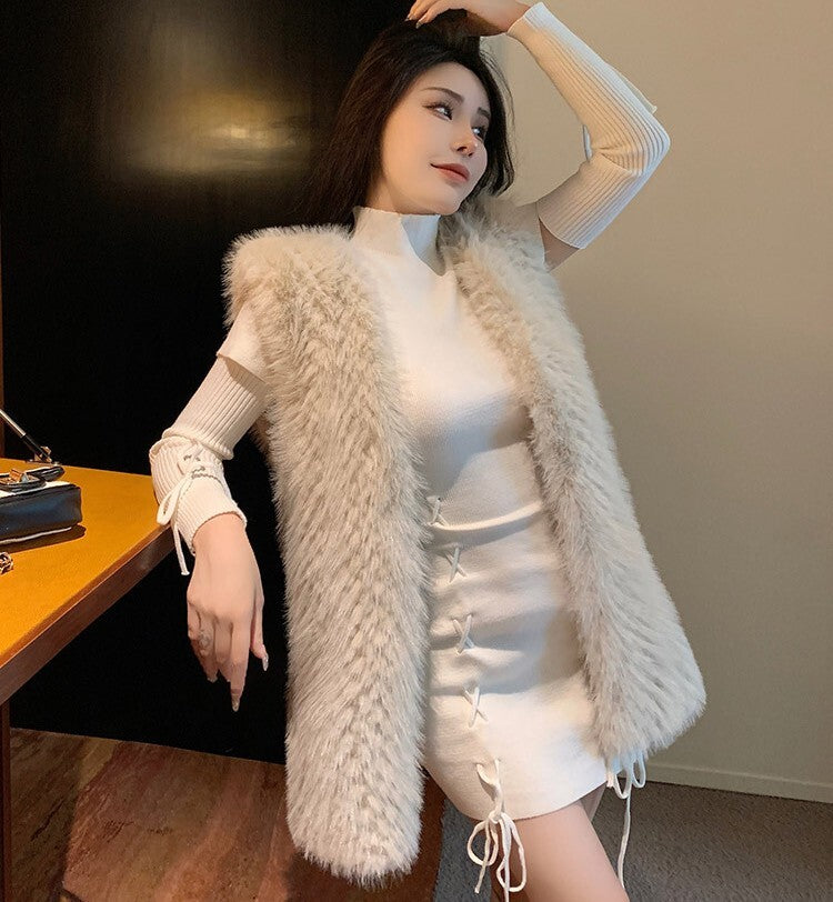 レディース ベスト 羽織 前開き ミディアム 袖なし ノースリーブ Vネック フェミニン フェイクファー かわいい 大人可愛い きれいめ シンプル 上品 おしゃれ こなれ感 存在感 キュート 都会的 ラグジュアリー 無地 秋 冬 誕生日 バレンタイン クリスマス ママ デート お出かけ パーティー イベント 旅行 レストラン 女子会 休日 ホテル ショッピング カフェ 普段使い 着回し ゆったり ゆる フリーサイズ グレー カーキ ベーシックカラー 大人カラー