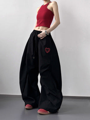 レディース パンツ ボトムス ワイドパンツ ロング ワイド 裾ワイド ポケット ハイウエスト ウエストゴム シンプル カジュアル おしゃれ かっこいい エキゾチック こなれ感 ラフ メンズライク マニッシュ ボーイッシュ スポーティー 個性的 主役級 存在感 都会的 ナチュラル ハート柄 ロゴ 春 夏 秋 ロングシーズン お出かけ イベント 旅行 女子会 合コン 韓国 オルチャン 楽ちん 美脚 脚長 普段使い 着回し モテ 清楚 流行 インスタ映え 定番 S M L XL 白 ホワイト 黒 ブラック
