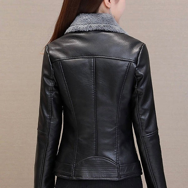レディース ジャケット アウター 上着 レザージャケット ライダースジャケット 長袖 Vネック 襟付き 角襟 ストリート ポケット 前開き ヴィンテージ アメカジ ボア フェイクレザー 厚手 裏起毛 PU シンプル カジュアル 上品 おしゃれ かっこいい レトロ メンズライク マニッシュ アクティブ ワイルド 無地 秋 冬 お出かけ 休日 ツーリング 重ね着 暖かい 防寒 普段使い 着回し レイヤード 流行 定番 S M L XL 2XL 3XL 小さいサイズ 大きいサイズ 黒 ブラック グレー ベージュ