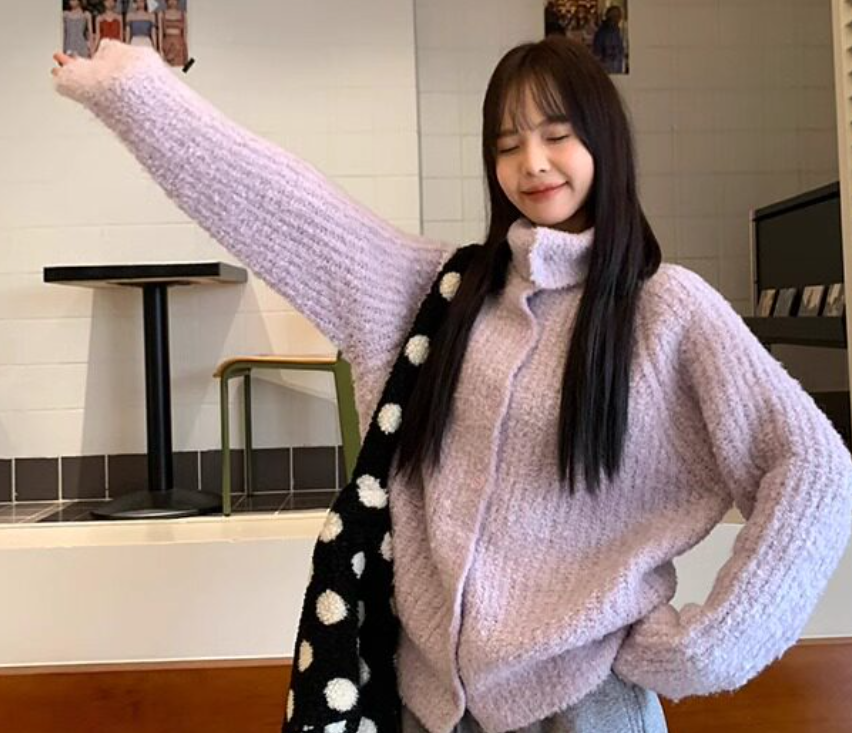 レディース セーター カーディガン 長袖 ハイネック 襟なし フェミニン リブ 前開き ボタン かわいい 大人可愛い きれいめ シンプル カジュアル 上品 おしゃれ こなれ感 ラフ 主役級 存在感 抜け感 都会的 無地 秋 冬 お出かけ お泊まり イベント リゾート 旅行 レストラン 女子会 休日 ホテル ショッピング カフェ 韓国 オルチャン 楽ちん 暖かい 防寒 体型カバー 普段使い 着回し モテ 清楚 トレンド インスタ映え フリーサイズ 大人カラー 春カラー パープル