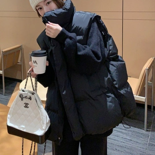 アウター ベスト ハイネック 前開き ファスナー ボタン ポケット ミディアム丈 かわいい 可愛い 大人可愛い きれいめ シンプル レトロ おしゃれ かっこいい カジュアル こなれ感 個性的 主役級 存在感 抜け感 秋 冬 ベーシック ナチュラル メンズライク スポーティー 無地 女性用 レディース ママ マタニティ OL 通勤 学生 通学 デート お出かけ 旅行 休日 ランチ カフェ ショッピング コンパ 普段使い デイリー 着回し 重ね着 S M L XL トレンド モテ 暖かい オーバーサイズ