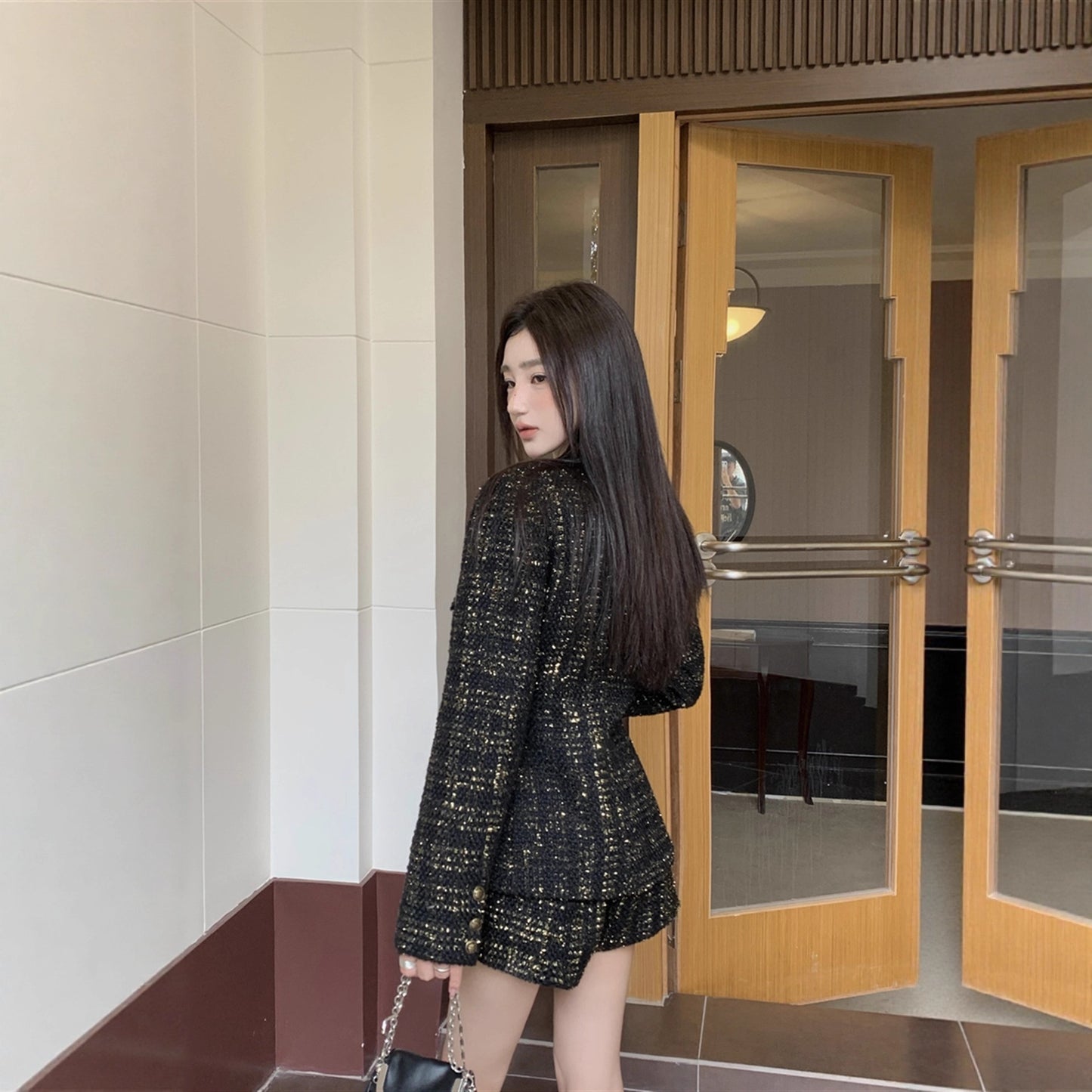 レディース ジャケット パンツ ボトムス セットアップ ショートパンツ ショート 長袖 ラウンドネック 襟なし タイト スリム 細身 フリル ポケット ハイウエスト 前開き ボタン 大人可愛い きれいめ おしゃれ こなれ感 個性的 クール モード系 抜け感 都会的 無地 春 秋 冬 ロングシーズン ママ デート お出かけ 旅行 女子会 合コン 韓国 オルチャン 美脚 脚長 普段使い 着回し モテ 清楚 トレンド インスタ映え S M L 黒 ブラック