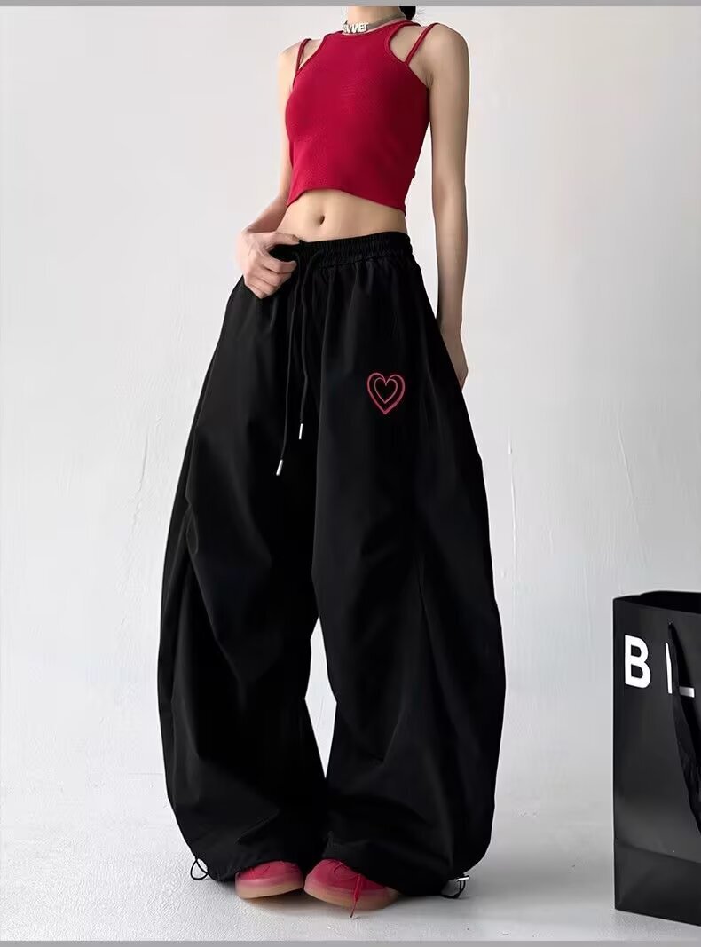 レディース パンツ ボトムス ジャージ ワイド きれいめ シンプル カジュアル おしゃれ かっこいい ラフ ボーイッシュ ルーズ 無地 オールシーズン 男女兼用 ママ 学生 部活 お出かけ アウトドア キャンプ ジム 休日 コーデ 楽ちん 普段使い 定番 S M L XL 2XL ホワイト ブラック ボーイッシュ スポーティー ラブリー キュート キャンプ イベント リゾート 旅行 ビーチ バカンス ホテル ガーデン ショッピング ライブ お花見 合コン コンパ 婚活 フェス ツーリング お家時間