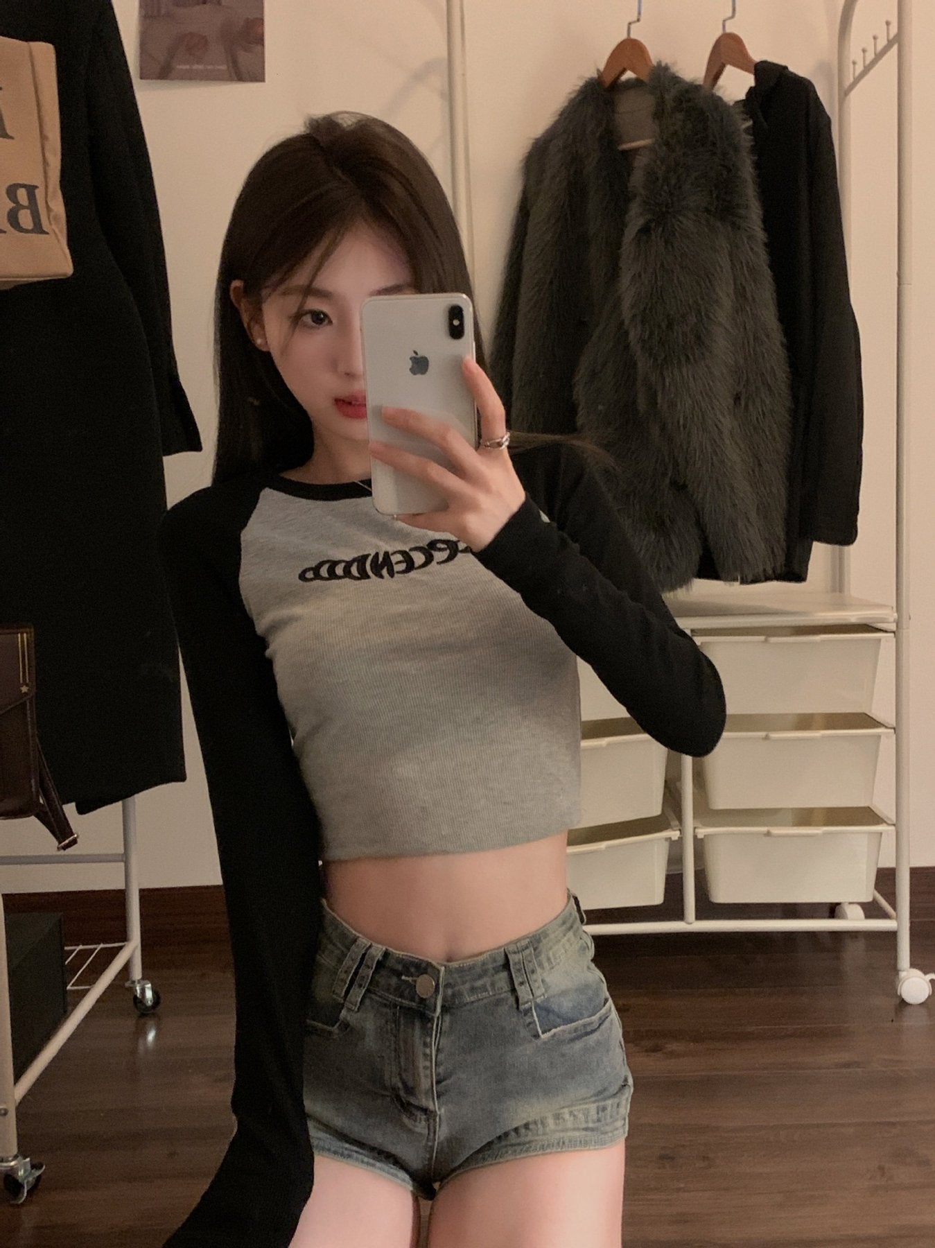 レディース トップス Tシャツ 長袖 スリム 秋 きれいめ 通勤 ショート ラウンドネック 刺繍 学生 上品 シャツ ポリエステル