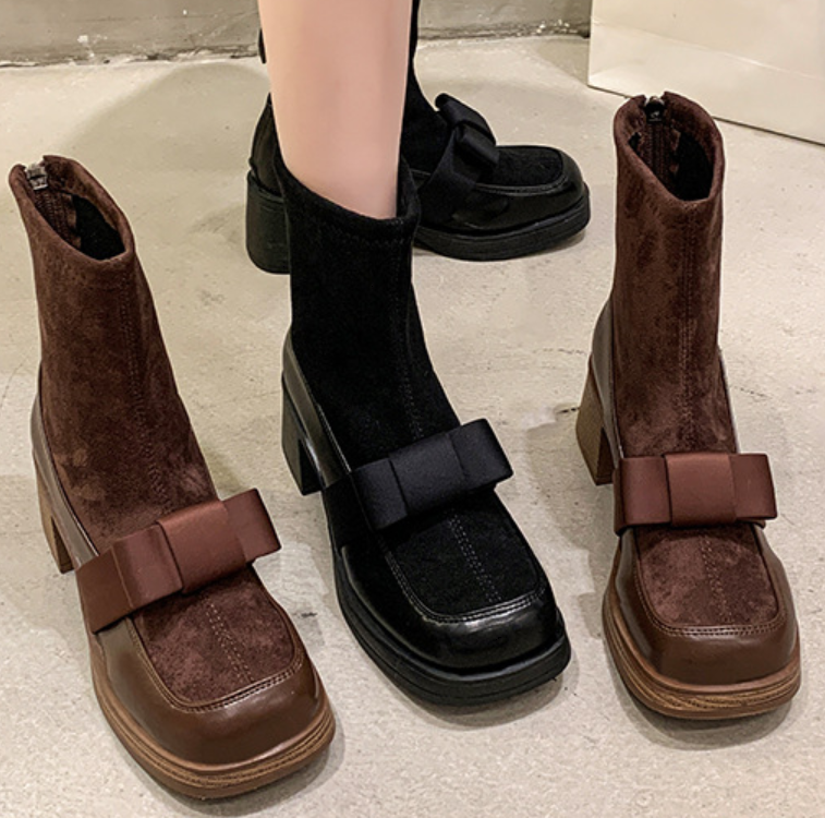 レディース ブーツ ショートブーツ 5cm ミドルヒール リボン 防寒 暖かい 美脚 脚長 かわいい 大人可愛い シンプル カジュアル 上品 おしゃれ 主役級 存在感 クラシック フェミニン 無地 秋 冬 無地 デート お出かけ パーティー イベント 旅行 ホテル レストラン 休日 デイリー 普段使い 韓国 コーデ 高見え 格上げ モテ 22.5cm 23.0cm 23.5cm 24.0cm 24.5cm 25.0cm 黒 茶色 ブラック ブラウン