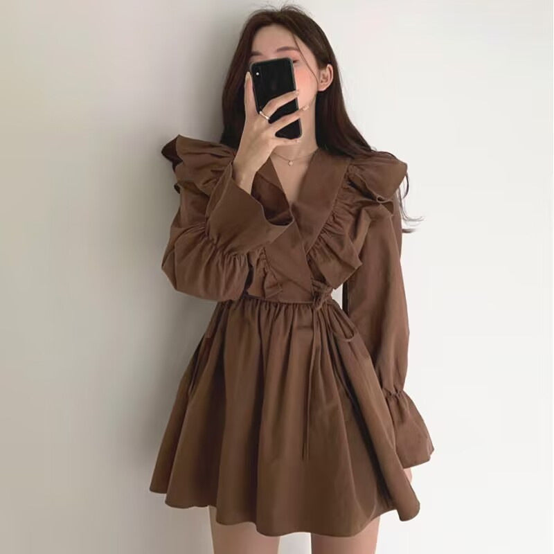 レディース ワンピース ミニ ショート 長袖 フリル袖 カシュクール フリルカラー フレア Aライン フェミニン フリル ウエストマーク ウエストリボン ハイウエスト かわいい 大人可愛い おしゃれ ガーリー エレガント ラブリー キュート ロリータ 都会的 ラグジュアリー クラシカル ロマンティック 無地 春 秋 デート お出かけ イベント レストラン 休日 美脚 脚長 清楚 トレンド 流行 インスタ映え S M L XL 2XL 小さいサイズ 大きいサイズ 白 ホワイト 黒 ブラック 茶色 ブラウン