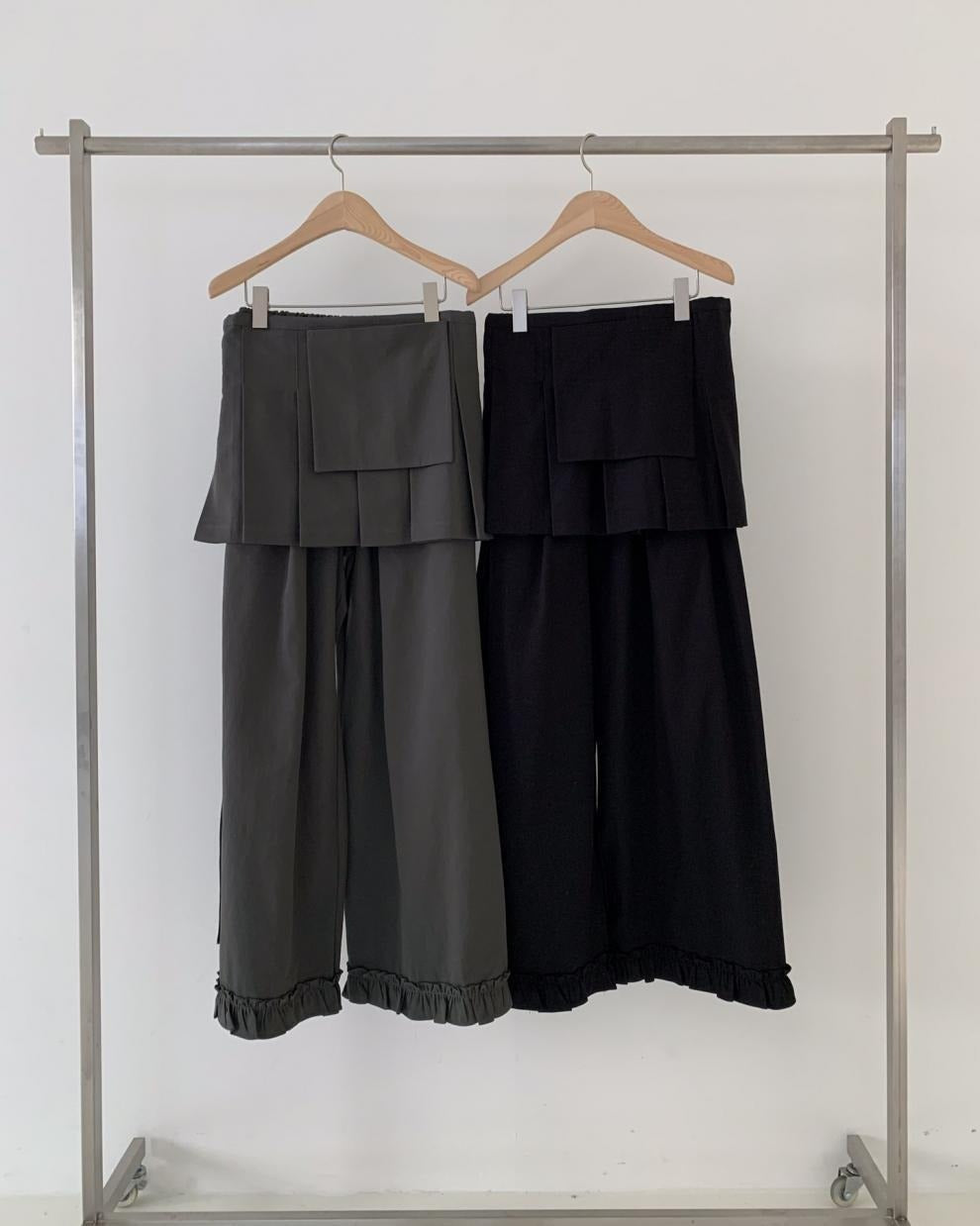 レディース スカート ワイドパンツ パンツ ボトムス ２点セット ワイド Aライン プリーツ フリル リボン ウエストリボン かわいい 大人可愛い おしゃれ ガーリー 主役級 存在感 抜け感 キュート ロマンティック ナチュラル デート お出かけ イベント 女子会 休日 ショッピング カフェ モノトーン 重ね着 体型カバー 美脚 脚長 普段使い 着回し レイヤード トレンド 流行 インスタ映え スタイルアップ スタイリッシュ ゆったり ゆる フリーサイズ ワンサイズ ダークグレー ブラック