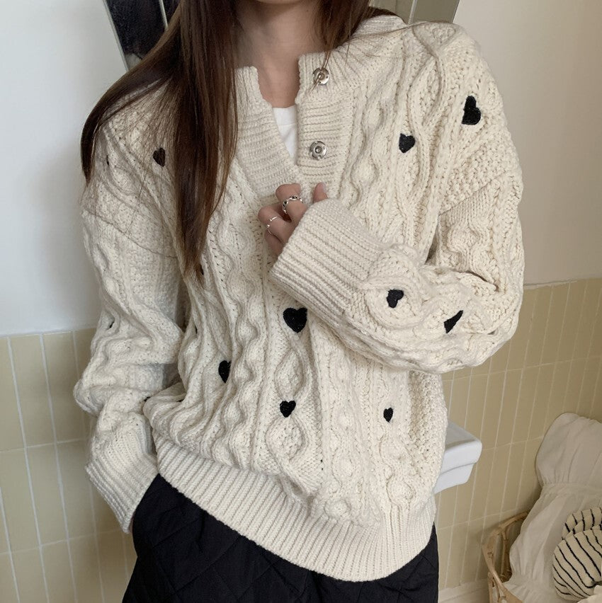 レディース トップス ニット セーター ミディアム 長袖 ヘンリーネック オーバーサイズ フェミニン かわいい 大人可愛い シンプル カジュアル おしゃれ こなれ感 ラフ ガーリー ルーズ 個性的 存在感 キュート ナチュラル ケーブル柄 ハート柄 秋 冬 ママ 通勤 学生 学校 部活 デート お出かけ お泊まり アウトドア 旅行 公園 女子会 休日 ショッピング ライブ カフェ ランチ お家時間 韓国 コーデ 普段使い モテ ゆったり ゆる フリーサイズ ブラック ベージュ ベーシックカラー 大人カラー