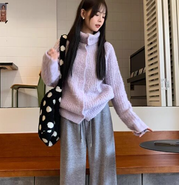 レディース セーター カーディガン 長袖 ハイネック 襟なし フェミニン リブ 前開き ボタン かわいい 大人可愛い きれいめ シンプル カジュアル 上品 おしゃれ こなれ感 ラフ 主役級 存在感 抜け感 都会的 無地 秋 冬 お出かけ お泊まり イベント リゾート 旅行 レストラン 女子会 休日 ホテル ショッピング カフェ 韓国 オルチャン 楽ちん 暖かい 防寒 体型カバー 普段使い 着回し モテ 清楚 トレンド インスタ映え フリーサイズ 大人カラー 春カラー パープル