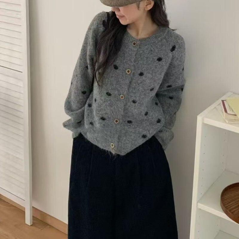 レディース トップス ニット カーディガン 羽織 前開き 長袖 ラグラン ラウンドネック 襟なし ワイド オーバーサイズ ボタン かわいい 大人可愛い きれいめ シンプル カジュアル 上品 おしゃれ こなれ感 ガーリー キュート 抜け感 ナチュラル ドット柄 水玉 秋 冬 ママ 通勤 学生 学校 通学 デート お出かけ 旅行 レストラン 女子会 休日 ホテル ショッピング カフェ モノトーン 普段使い 着回し トレンド 流行 ゆったり ゆる フリーサイズ グレー ブラウン ベージュ ベーシックカラー