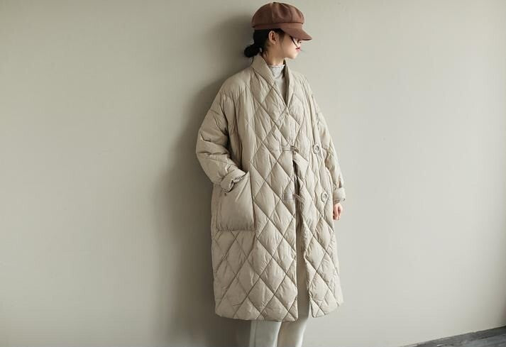 レディース アウター 上着 中綿コート キルティング ロング Vネック ワイド フェミニン ポケット 前開き ボタン 大人可愛い シンプル カジュアル おしゃれ こなれ感 ラフ ルーズ 主役級 存在感 抜け感 ナチュラル リラックス 無地 秋 冬 デート お出かけ アウトドア キャンプ 公園 女子会 休日 ショッピング カフェ 散歩 重ね着 暖かい 防寒 体型カバー 普段使い 着回し レイヤード スタイリッシュ スタイルアップ L XL 2XL ブラック ベージュ カーキ レッド