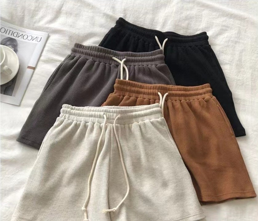 レディース パンツ ボトムス ルームウェア 部屋着 ショートパンツ ワイドパンツ ショート 膝上 フェミニン ポケット ハイウエスト ウエストゴム ドロスト アメカジ 大人可愛い きれいめ シンプル カジュアル 上品 おしゃれ こなれ感 ラフ 抜け感 ベーシック 無地 春 夏 学生 学校 通学 部活 お出かけ お泊まり リゾート 海 ビーチ 公園 休日 ショッピング お家時間 脚長 普段使い 着回し 定番 M L XL 2XL 大きいサイズ ゆったり 黒 ブラック ライトグレー ダークグレー キャラメル