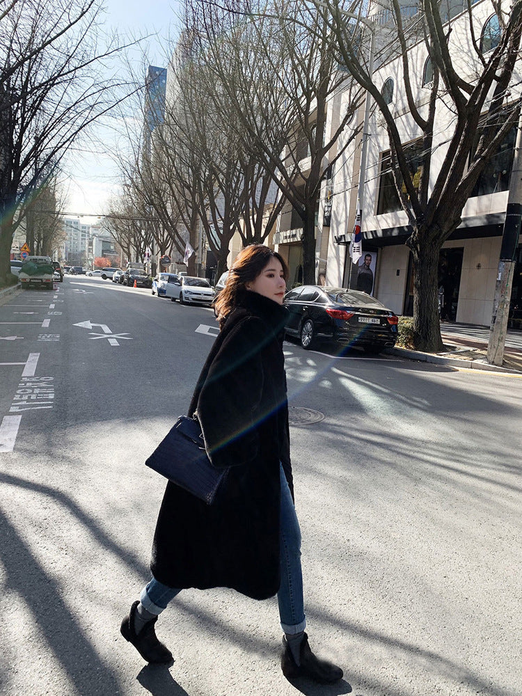 レディース コート アウター 上着 羽織 前開き ミディアム 膝丈 膝下 長袖 ラグラン スタンドカラー ワイド Iライン オーバーサイズ もこもこ ふわふわ ふっくら ボタン フェイクファー かわいい 大人可愛い シンプル カジュアル おしゃれ こなれ感 キュート ナチュラル 無地 秋 冬 ママ 通勤 学生 学校 通学 デート お出かけ 旅行 レストラン 女子会 休日 ホテル ショッピング カフェ 暖かい 体型カバー 普段使い 着回し XS S M L 小さいサイズ ブラック ピンク ベーシックカラー