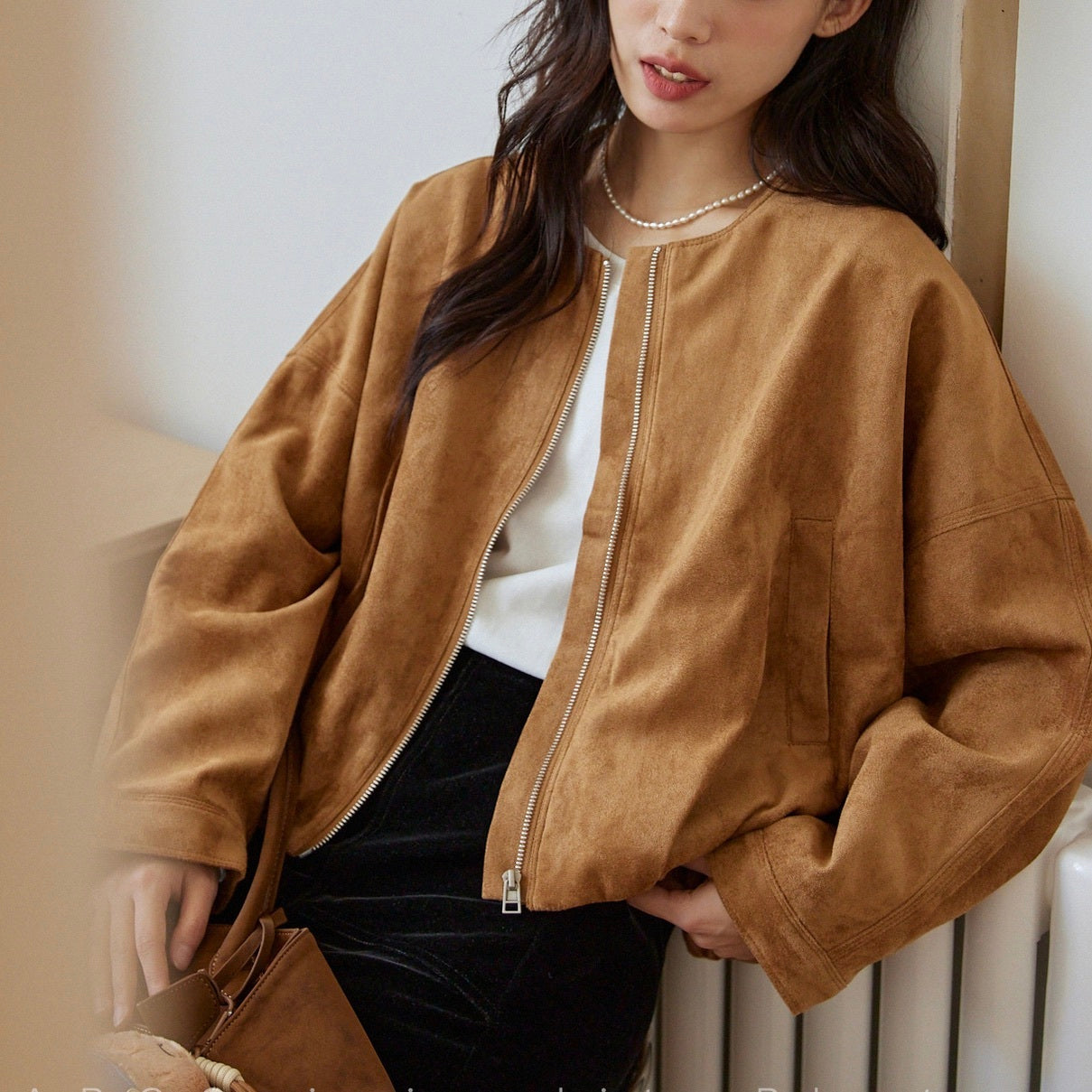 レディース ジャケット ブルゾン アウター 上着 ショート 長袖 ノーカラー ストリート ファスナー ポケット ハイウエスト ヴィンテージ アメカジ スウェード きれいめ シンプル 上品 かっこいい レトロ こなれ感 ラフ メンズライク マニッシュ ボーイッシュ クール モード系 抜け感 ベーシック アメリカン アクティブ ナチュラル ワイルド 無地 秋 冬 お出かけ イベント 旅行 休日 重ね着 体型カバー 普段使い 着回し レイヤード S M L XL 小さいサイズ 大きいサイズ 茶色 ブラウン