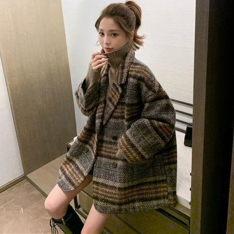 レディース コート アウター 上着 チェスター 羽織 前開き ミドル丈 長袖 ドロップショルダー 襟付き フェミニン ポケット ボタン かわいい 大人可愛い きれいめ シンプル カジュアル 上品 おしゃれ こなれ感 ガーリー エレガント 抜け感 クラシカル ベーシック チェック 秋 冬 通勤 学生 学校 通学 デート お出かけ お泊まり 女子会 休日 高原 ガーデン ショッピング カフェ 暖かい 防寒 普段使い 着回し 定番 S M L XL ゆったり 茶色 ブラウン 緑 グリーン