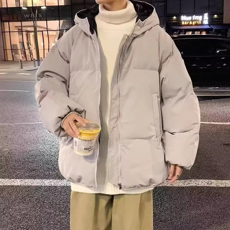 アウター ジャケット 長袖 フード付き 前開き ファスナー ポケット 中綿 ミディアム丈 シンプル レトロ おしゃれ かっこいい カッコイイ 格好いい カジュアル こなれ感 個性的 主役級 存在感 レトロ ラフ ルーズ 抜け感 冬 ベーシック ナチュラル クール スポーティー 無地 男性用 メンズ サラリーマン パパ 学生 通学 デート お出かけ 旅行 休日 アウトドア カフェ ショッピング 普段使い デイリー 着回し 男女兼用 お揃い ペア M L XL 2XL 3XL 4XL 暖かい トレンド モテ