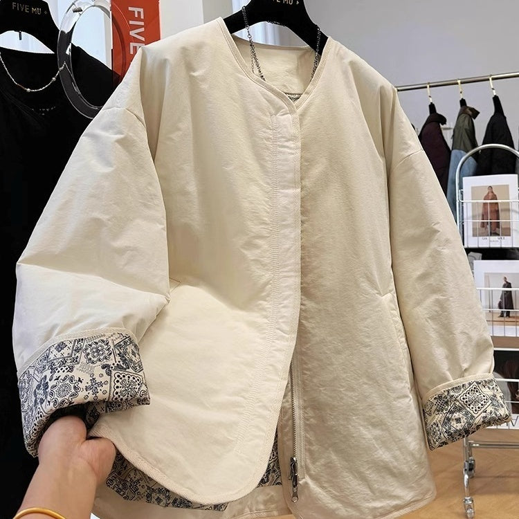 アウター ジャケット 上着 長袖 ラウンドネック 前開き ファスナー ポケット 裏地 ミディアム丈 ヴィンテージ風 かわいい 可愛い 大人可愛い きれいめ シンプル レトロ おしゃれ かっこいい カジュアル こなれ感 個性的 魅力的 主役級 存在感 抜け感 秋 冬 ベーシック ナチュラル エレガント 無地 女性用 レディース ママ マタニティ OL 通勤 学生 通学 デート お出かけ 旅行 休日 アウトドア カフェ ショッピング 普段使い デイリー 着回し S M L トレンド モテ 高見え 高級感