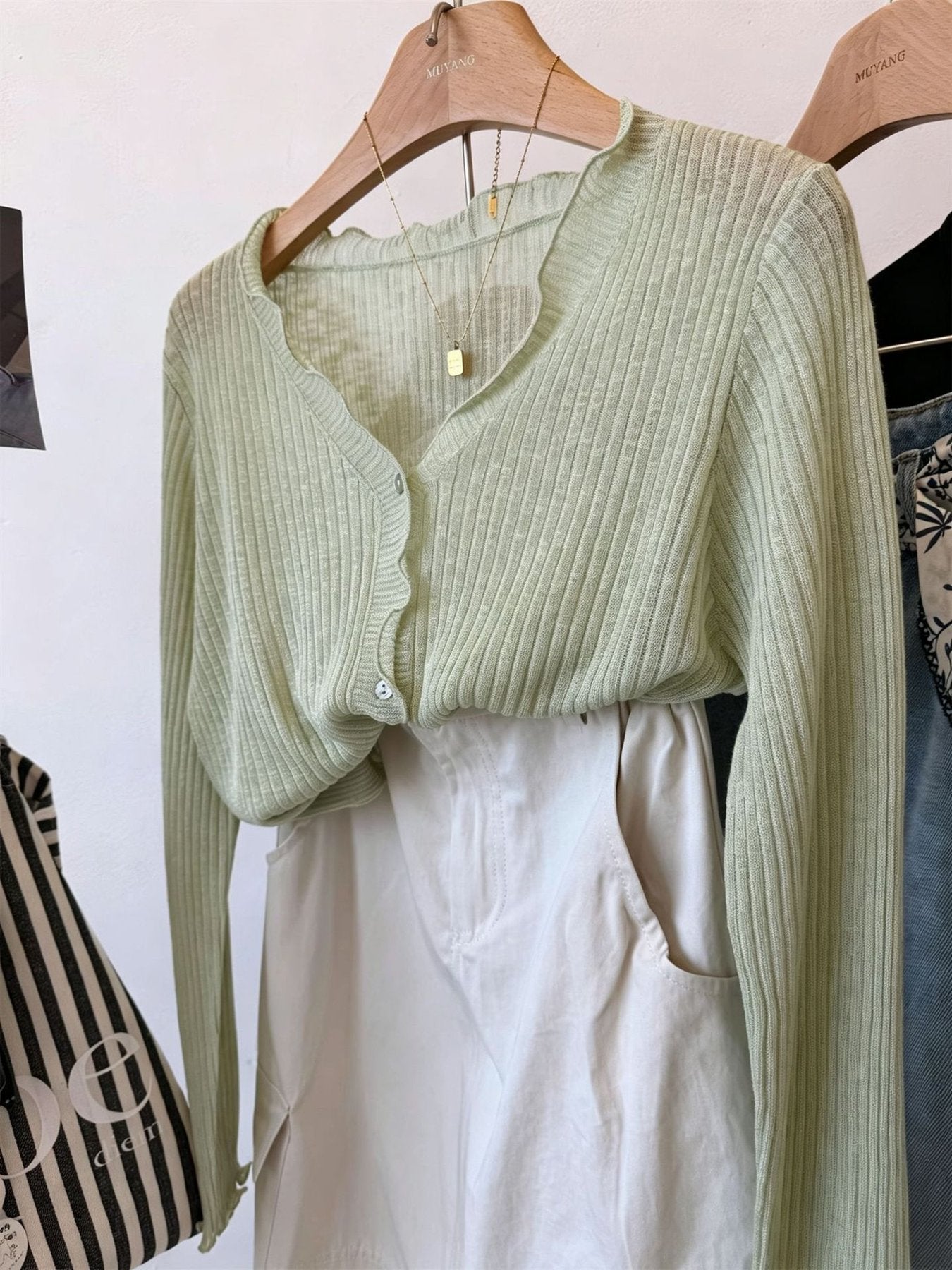 レディース ニット カーディガン 長袖 ゆったり 春夏 体型カバー ミニ Vネック 春 ショート 夏 フリル 薄手 フェミニン ストレッチ ポリエステル UVカット