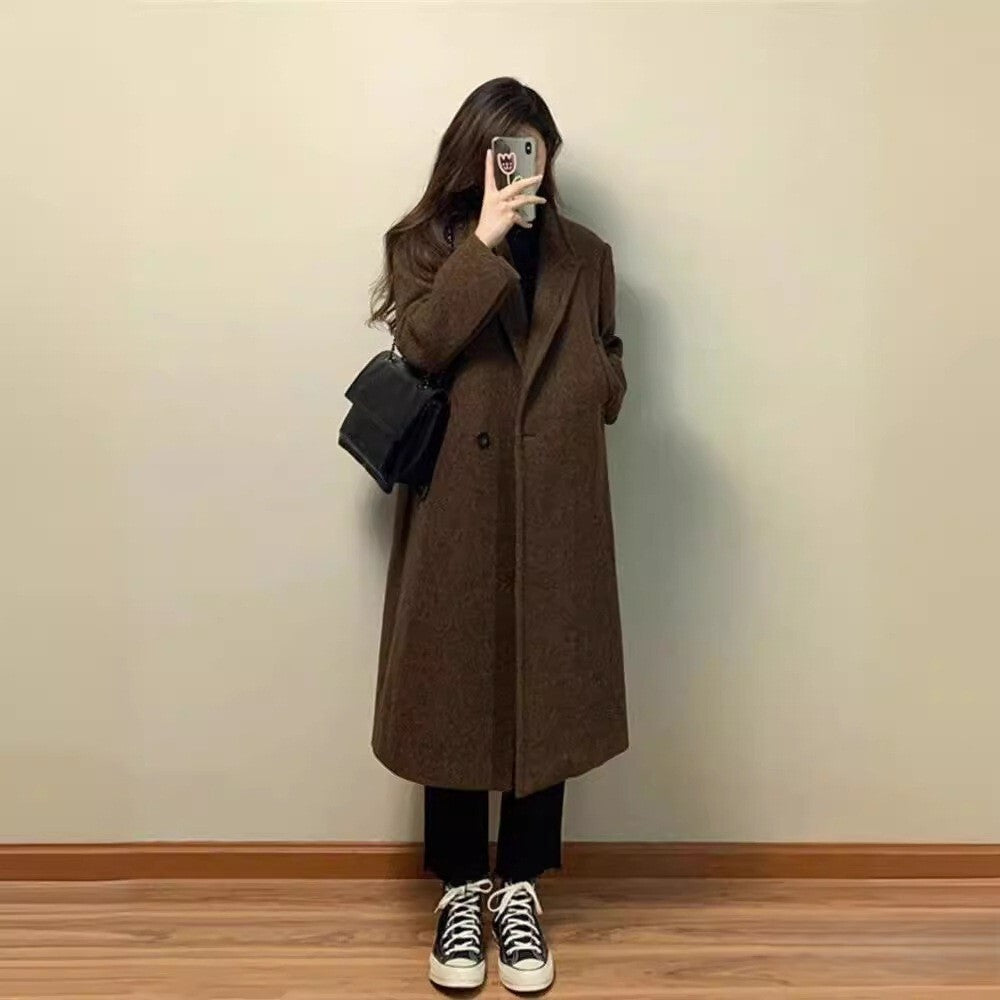 レディース コート アウター 上着 チェスターコート ロングチェスターコート シンプル クラシック マニッシュ Vネック ポケット 前開き ボタン かわいい 大人可愛い シンプル カジュアル おしゃれ かっこいい こなれ感 ラフ 主役級 存在感 抜け感 ナチュラル シック 無地 秋 冬 デート お出かけ 女子会 休日 ショッピング カフェ 重ね着 暖かい 体型カバー 普段使い 着回し レイヤード スタイリッシュ スタイルアップ S M L XL 2XL ゆったり ブラウン ブラック