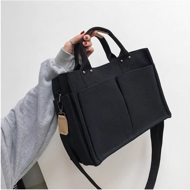 バッグ カバン ショルダー ハンドバッグ 斜めがけ 肩がけ デイバッグ 大容量 多収納 多機能 便利 自立 スクエア 四角 ポケット サイドポケット 帆布 キャンバス きれいめ シンプル カジュアル お洒落 かっこいい こなれ感 ラフ ボーイッシュ スポーティー クール 抜け感 クラシック マニッシュ スタイリッシュ 無地 通学 お出かけ イベント 旅行 お買い物 休日 普段使い 双子 韓国 コーデ スタイル 高見え 格上げ モテ ユニセックス 春 夏 秋 冬 シーズンレス 白 黒 ホワイト ブラック