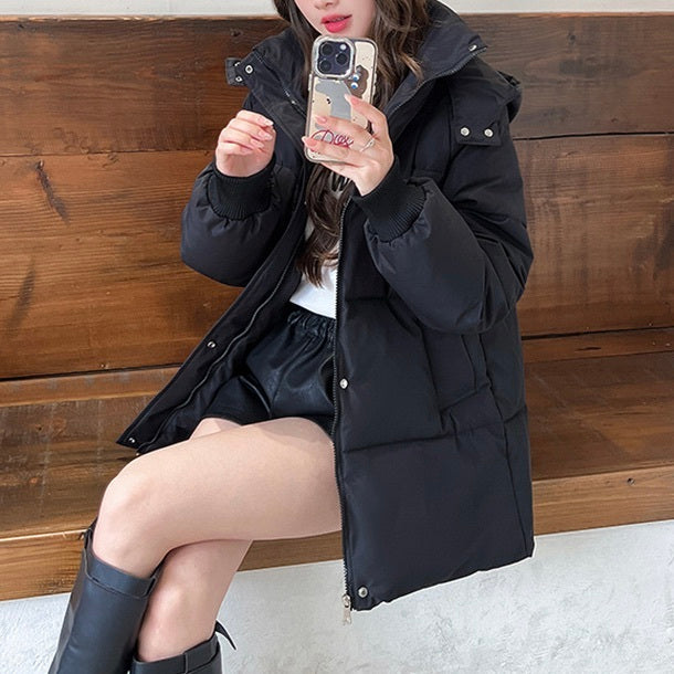 レディース アウター 上着 ミディアム ダウンコート ダウンジャケット 膝上 長袖 スタンドカラー フード ストレート Iライン フェミニン ストリート もこもこ アメカジ きれいめ シンプル カジュアル おしゃれ かっこいい スポーティー ガーリー 抜け感 キュート クラシカル ベーシック アメリカン アクティブ ナチュラル 無地 秋 冬 お出かけ アウトドア キャンプ 旅行 暖かい 防寒 普段使い 着回し S M L XL 2XL 小さいサイズ 大きいサイズ ゆったり 黒 ブラック 黄色 イエロー