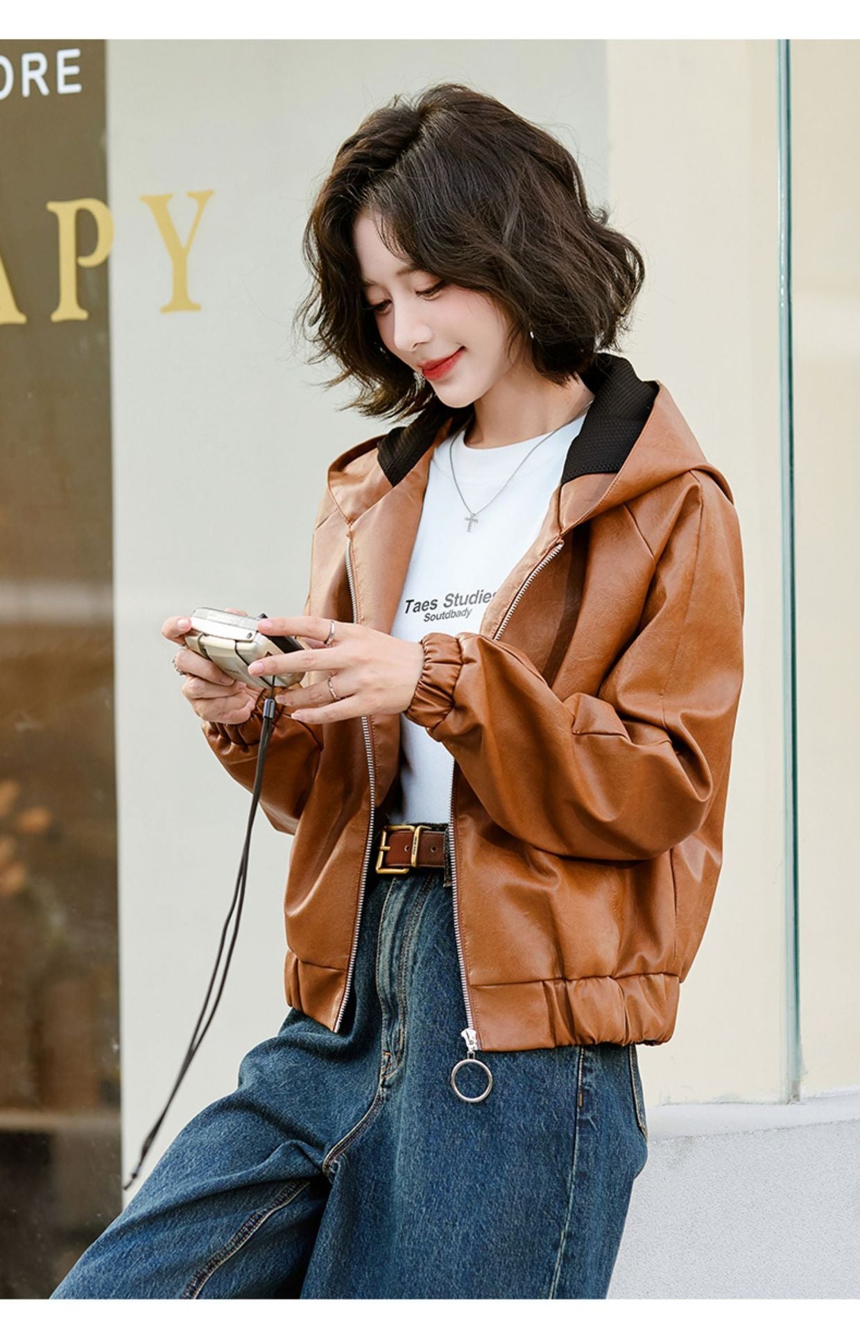レディース トップス ジャケット 羽織 前開き レザージャケット ショート 長袖 フード スリム ストレート Iライン ファスナー ポケット 2way レザー フェイクレザー きれいめ 上品 おしゃれ こなれ感 個性的 クール エレガント 主役級 存在感 無地 春 秋 謝恩会 ロングシーズン ママ 通勤 デート お出かけ パーティー イベント 旅行 女子会 韓国 オルチャン 体型カバー 普段使い レイヤード インスタ映え M L XL 2XL 3XL 4XL 大きいサイズ 黒 ブラック 茶色 ブラウン