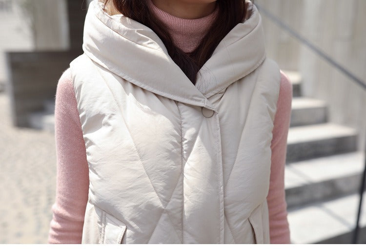 レディース ベスト アウター 上着 羽織 前開き ロングベスト ロング 袖なし ノースリーブ フード フェミニン ファスナー ポケット ボタン 中綿 かわいい 大人可愛い きれいめ シンプル カジュアル 上品 おしゃれ こなれ感 ガーリー 抜け感 ベーシック 無地 秋 冬 通勤 学生 学校 通学 デート お出かけ お泊まり 女子会 休日 高原 ガーデン ショッピング カフェ 暖かい 防寒 普段使い 着回し 定番 M L XL ゆったり 黒 ブラック オフホワイト ブルー パープル