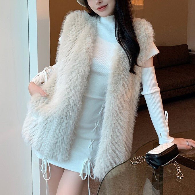 レディース ベスト 羽織 前開き ミディアム 袖なし ノースリーブ Vネック フェミニン フェイクファー かわいい 大人可愛い きれいめ シンプル 上品 おしゃれ こなれ感 存在感 キュート 都会的 ラグジュアリー 無地 秋 冬 誕生日 バレンタイン クリスマス ママ デート お出かけ パーティー イベント 旅行 レストラン 女子会 休日 ホテル ショッピング カフェ 普段使い 着回し ゆったり ゆる フリーサイズ グレー カーキ ベーシックカラー 大人カラー