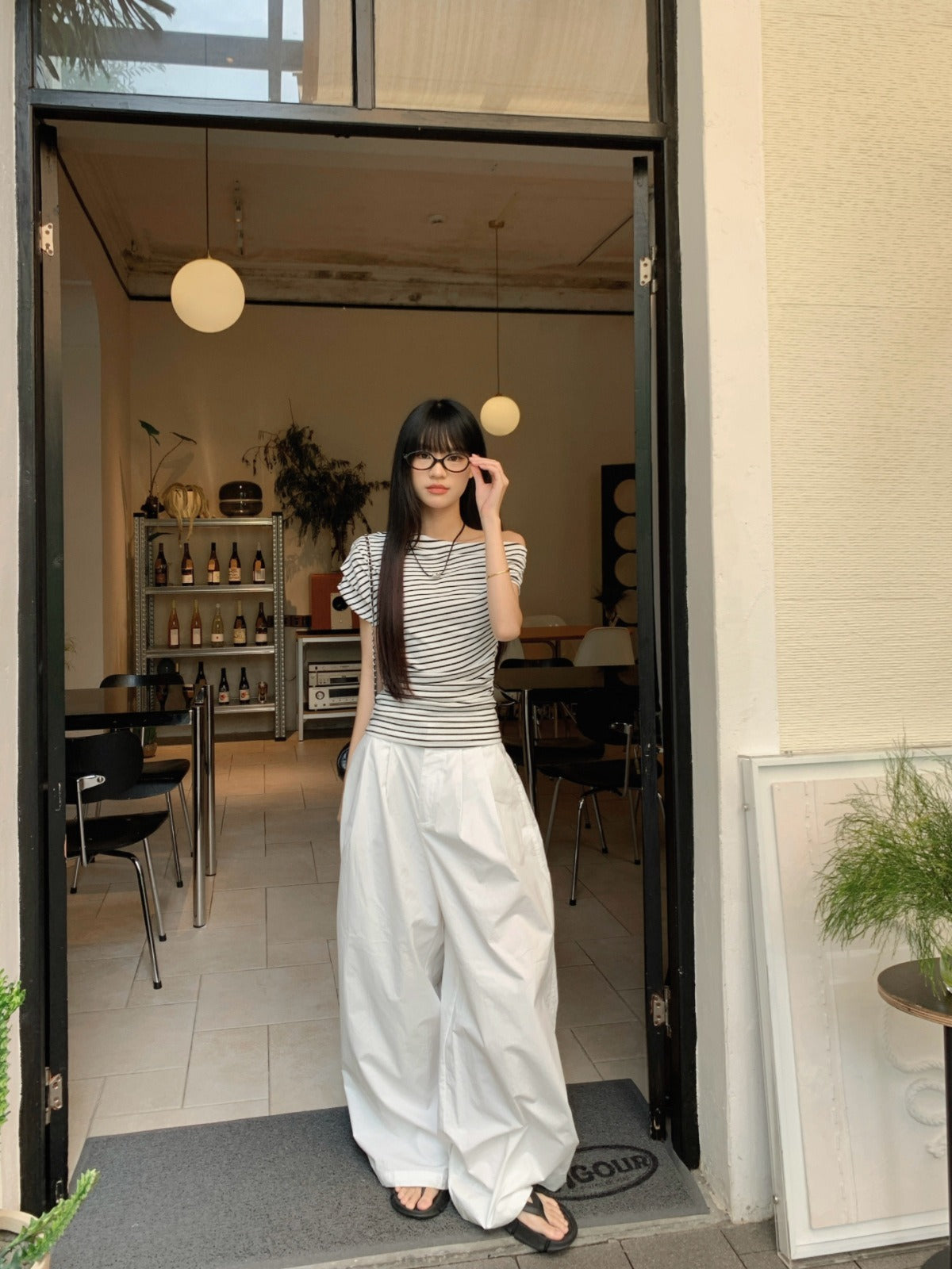 レディース トップス カットソー プルオーバー Ｔシャツ アシンメトリー オフショル オフショルダー 肩見せ ヘルシー 着痩せ シンプル 半袖 フレンチスリーブ スリム かわいい 大人可愛い シンプル カジュアル おしゃれ かっこいい こなれ感 ラフ 主役級 存在感 抜け感 キュート ナチュラル ボーダー 夏 モノトーン お揃い 双子 韓国 オルチャン コーデ 普段使い 着回し スタイルアップ スタイリッシュ S M L XL 2XL 白黒 ブラックホワイト black and white 画像