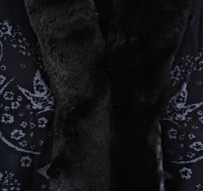 レディース コート アウター 上着 ファー ポンチョ ミドル丈 襟なし Aライン もこもこ ふわふわ 前開き かわいい 大人可愛い 上品 おしゃれ エレガント ロマンティック 花柄 フラワー 蝶 秋 冬 デート お出かけ お泊まり パーティー イベント レストラン 女子会 休日 ホテル カフェ 楽ちん 暖かい 防寒 体型カバー 普段使い ゆったり フリーサイズ 黒 ブラック ブラウン ワインレッド 秋カラー キャラメル